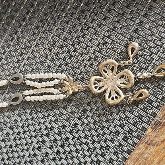 Vintage Silver and White Pearls Floral Pendant Necklace With Rhinestones - Picture 5 of 6